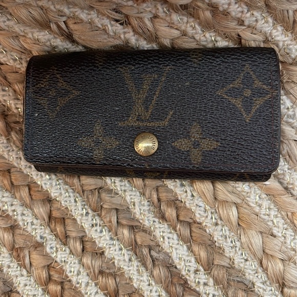 Louis Vuitton Handbags - Louis Vuitton key holder